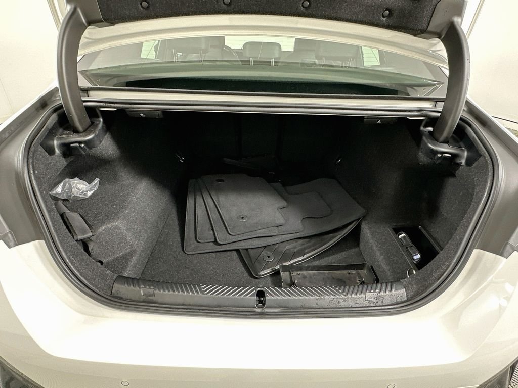2026 BMW 5 Series 550e - Photo 26