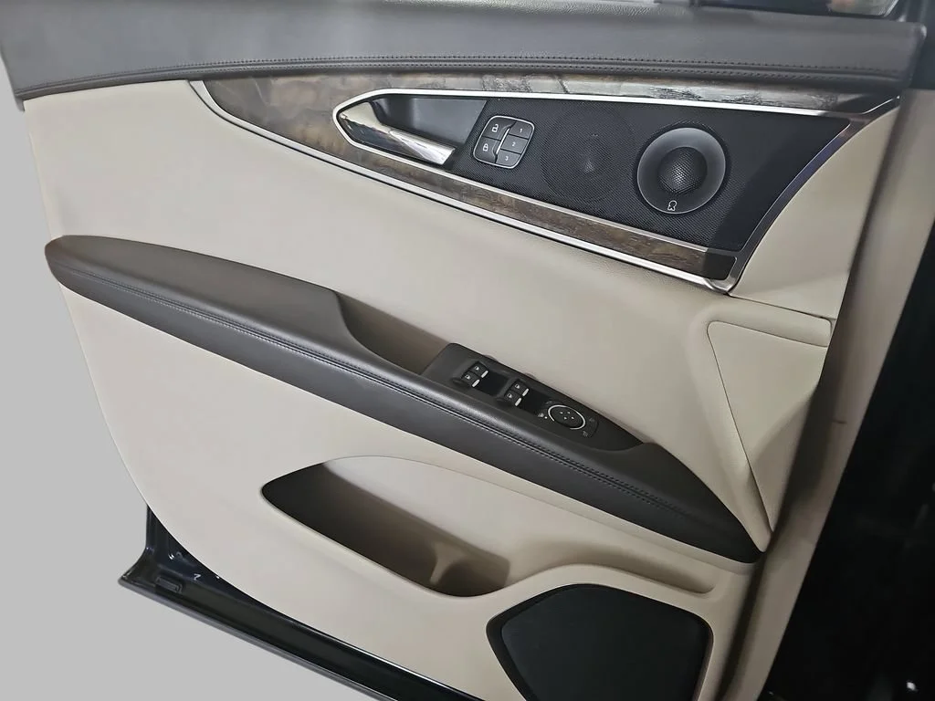 Certified Used 2019 Black Lincoln Reserve image 33