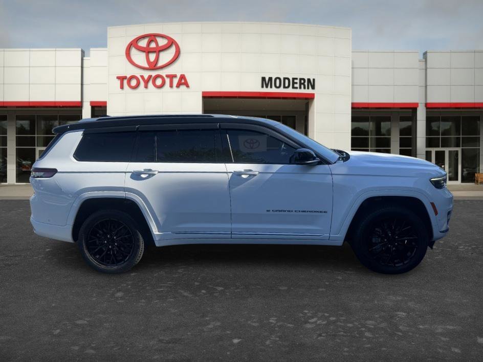 Used 2023 Bright White Clearcoat Jeep Summit image 4