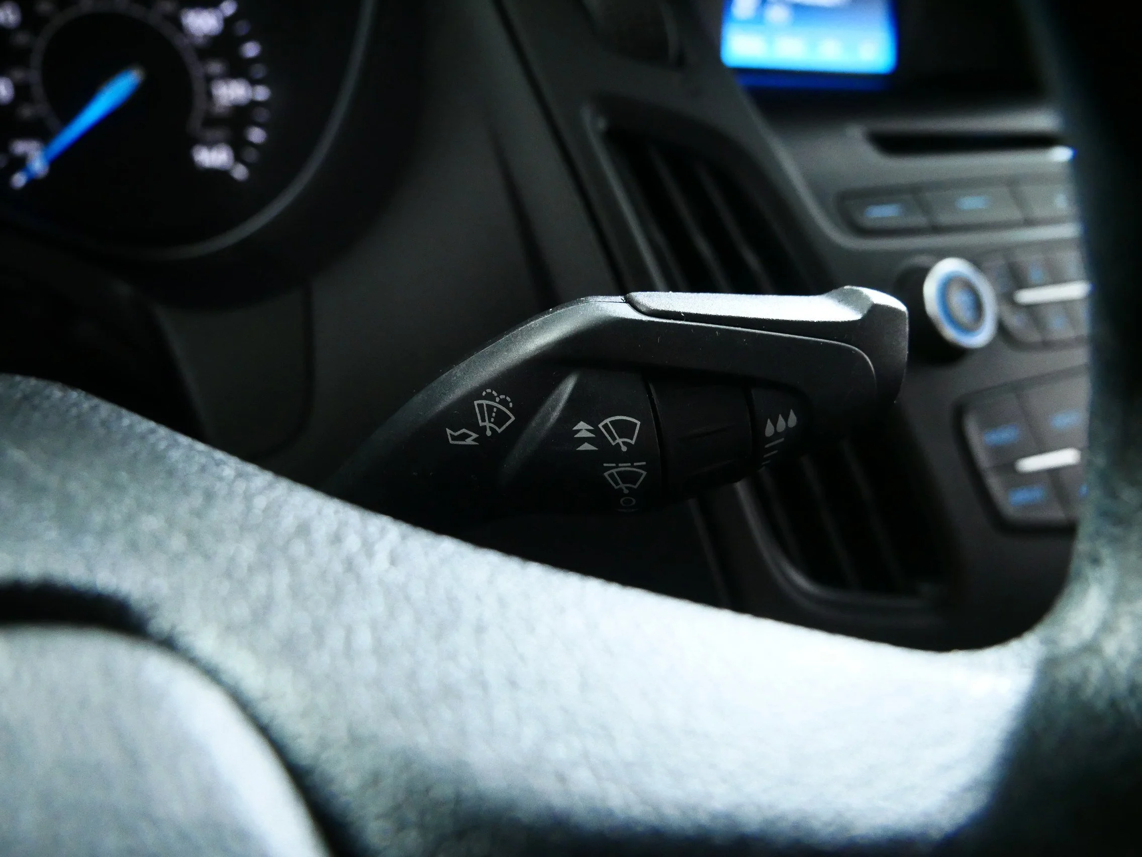 Used 2017 White Gold Metallic Ford SE image 30