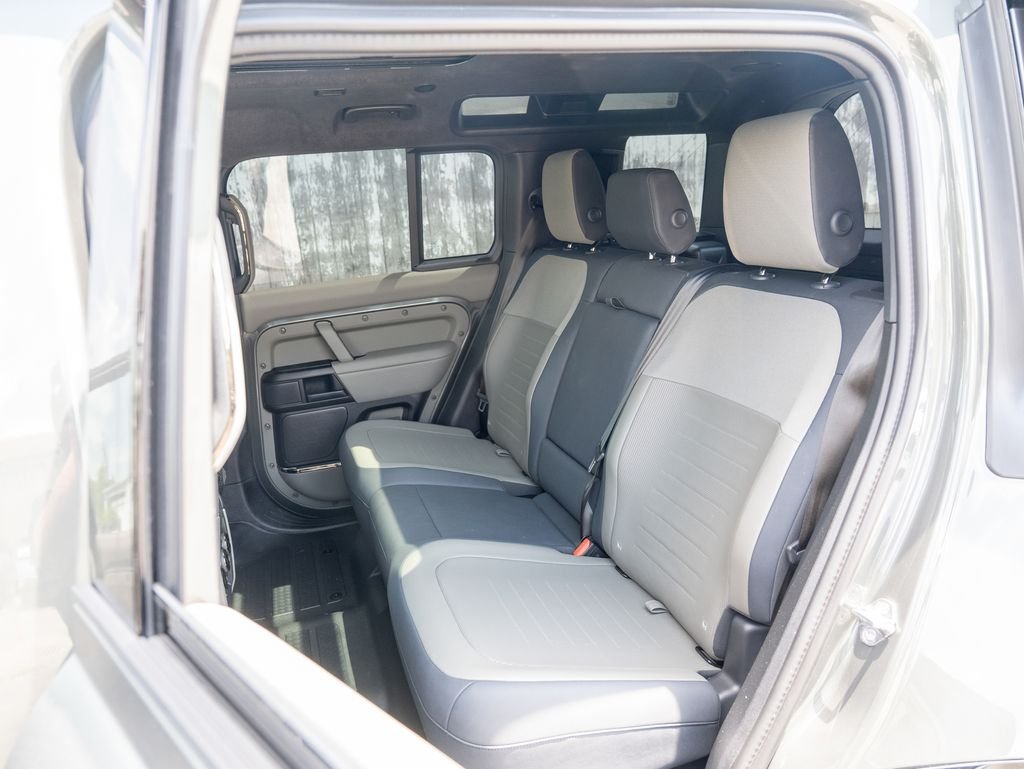 Used 2025 Green Land Rover OCTA image 35