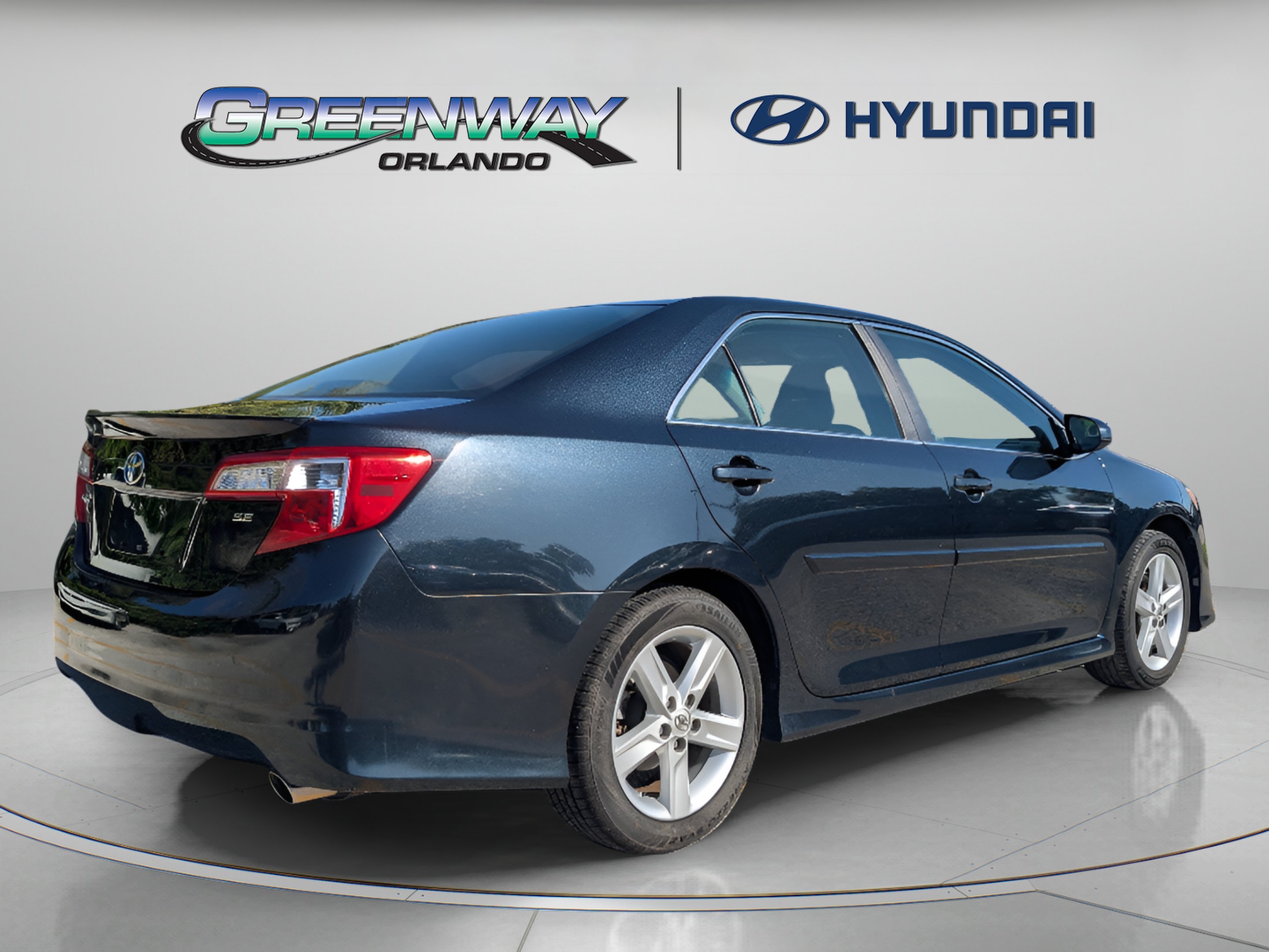 2014 Toyota Camry SE - Photo 8