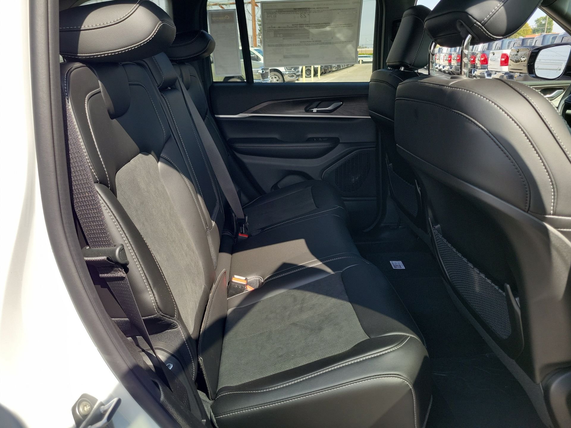 New 2026 Bright White Clear-Coat Exterior Paint Jeep Altitude image 15
