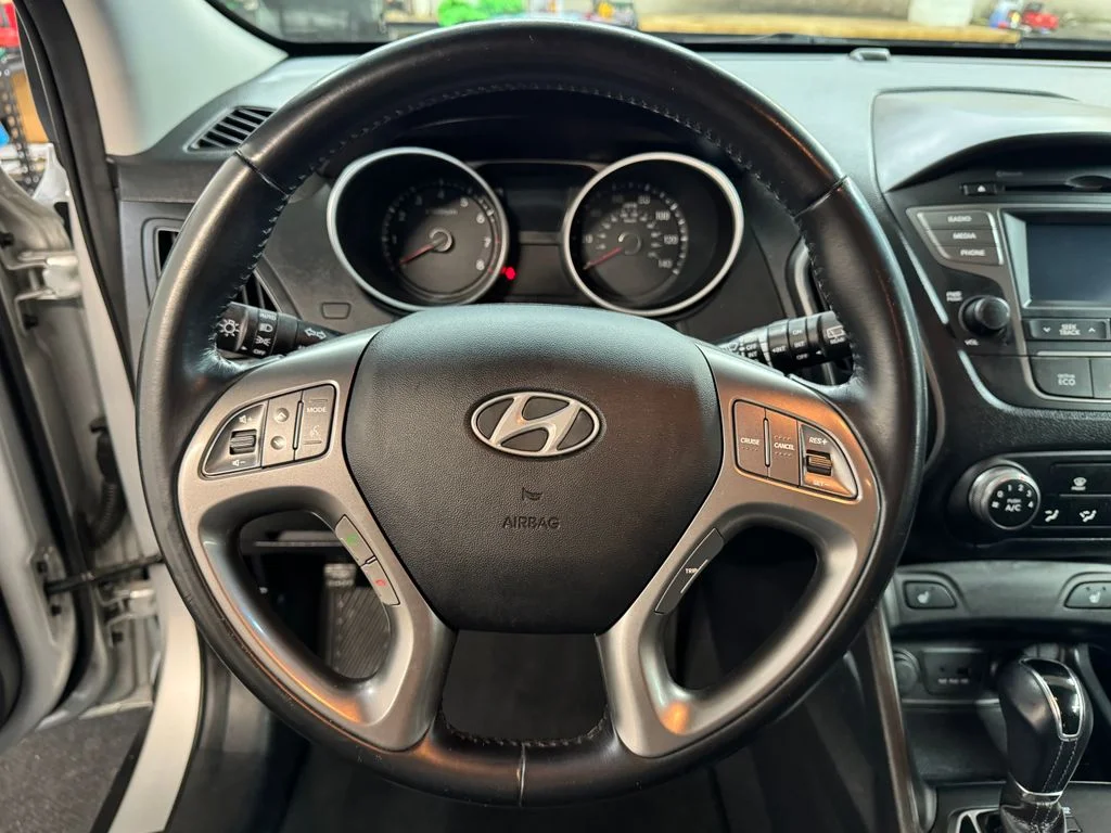 Used 2014 Silver Hyundai SE image 19