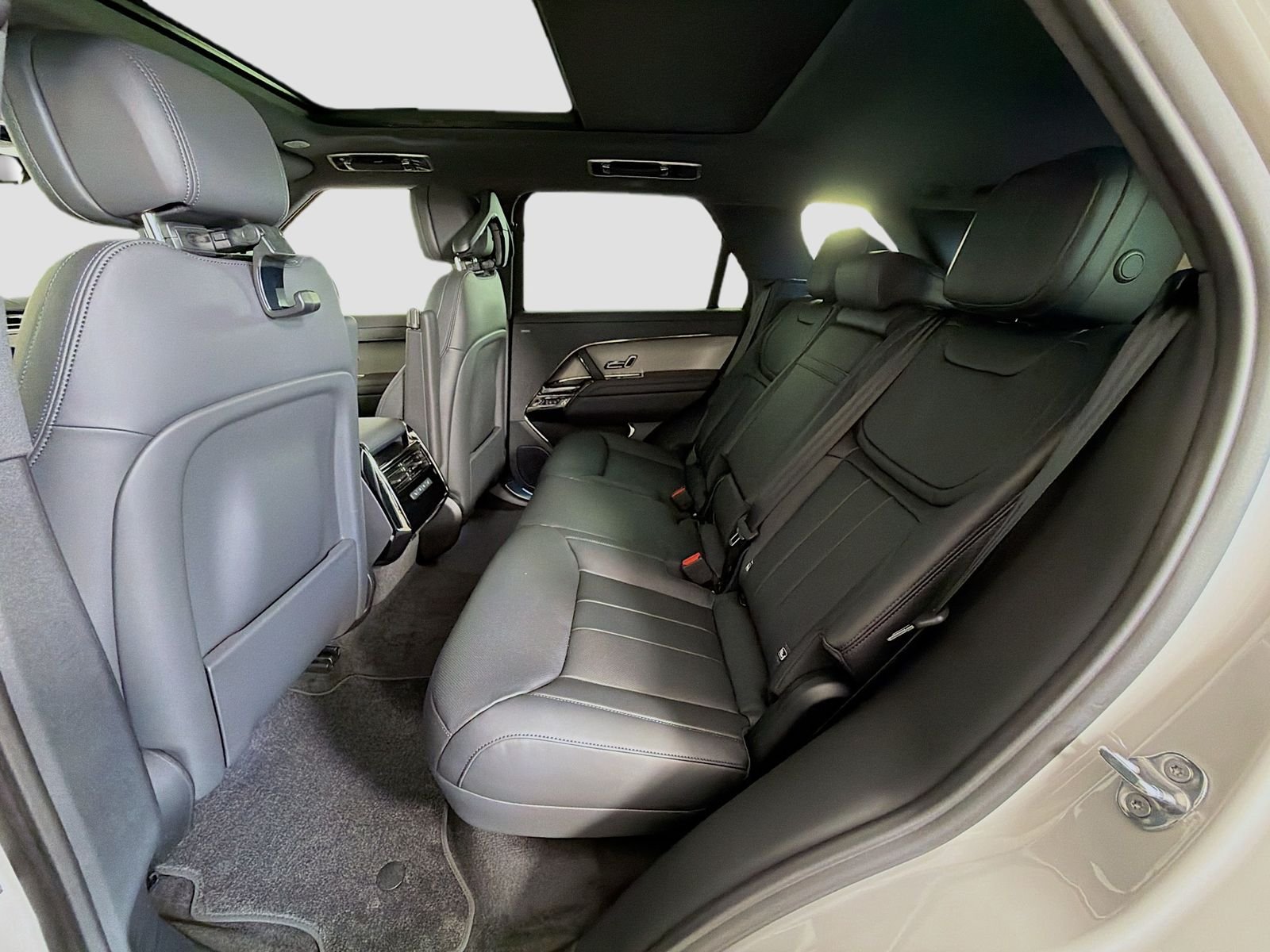 New 2026 Borasco Grey Land Rover SE image 27