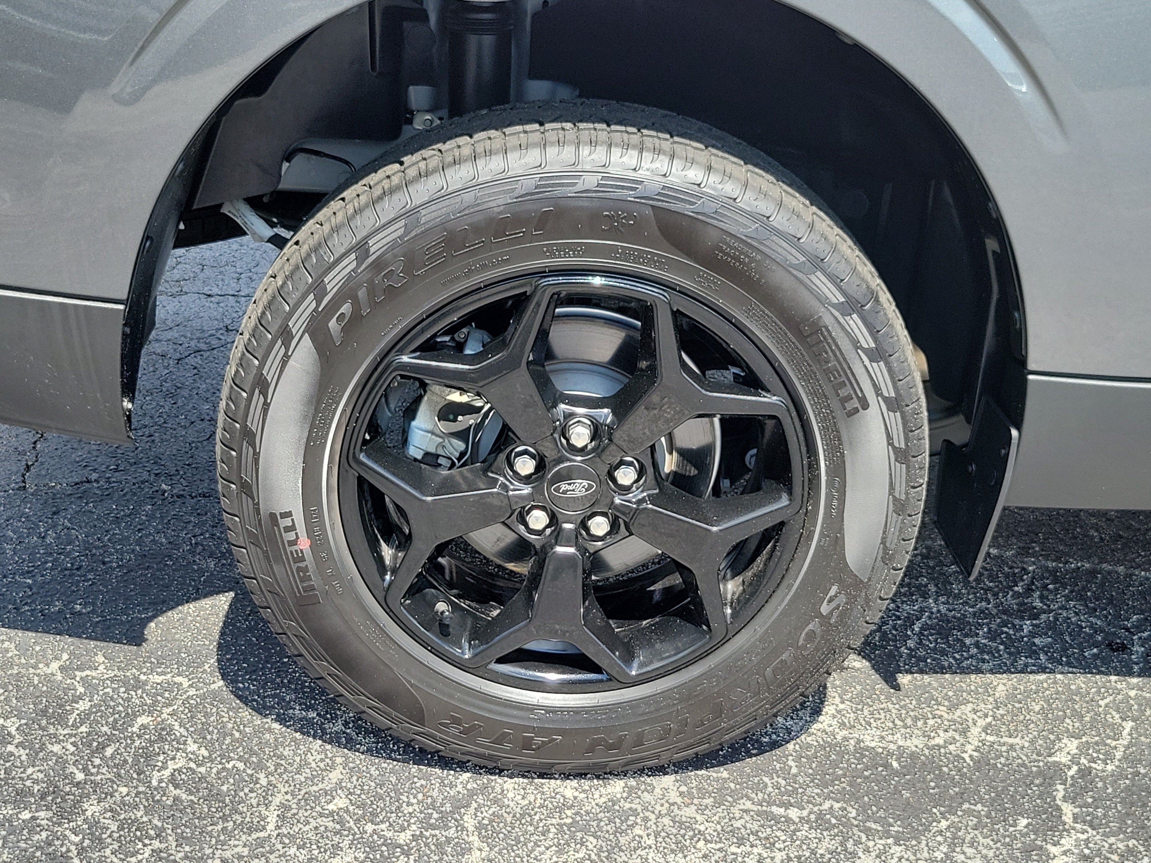 Used 2024 Gray Metallic Ford LARIAT image 6