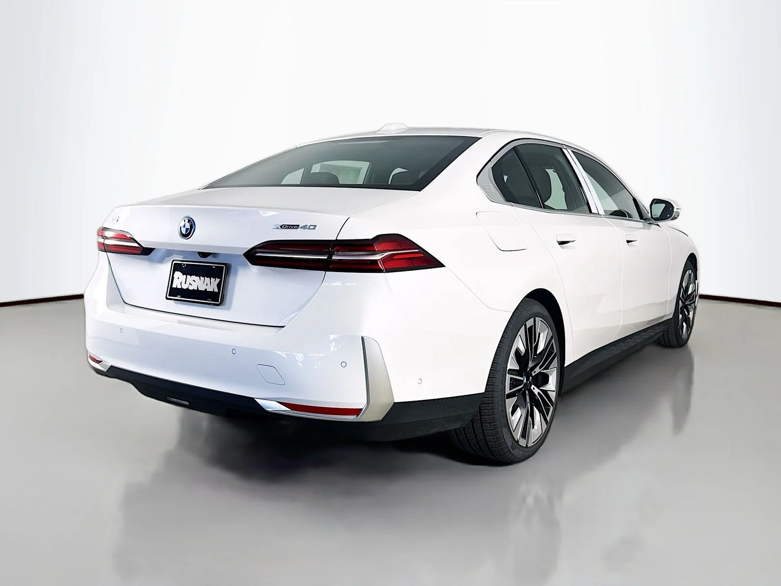 New 2026 Mineral White Metallic BMW xDrive40 image 7