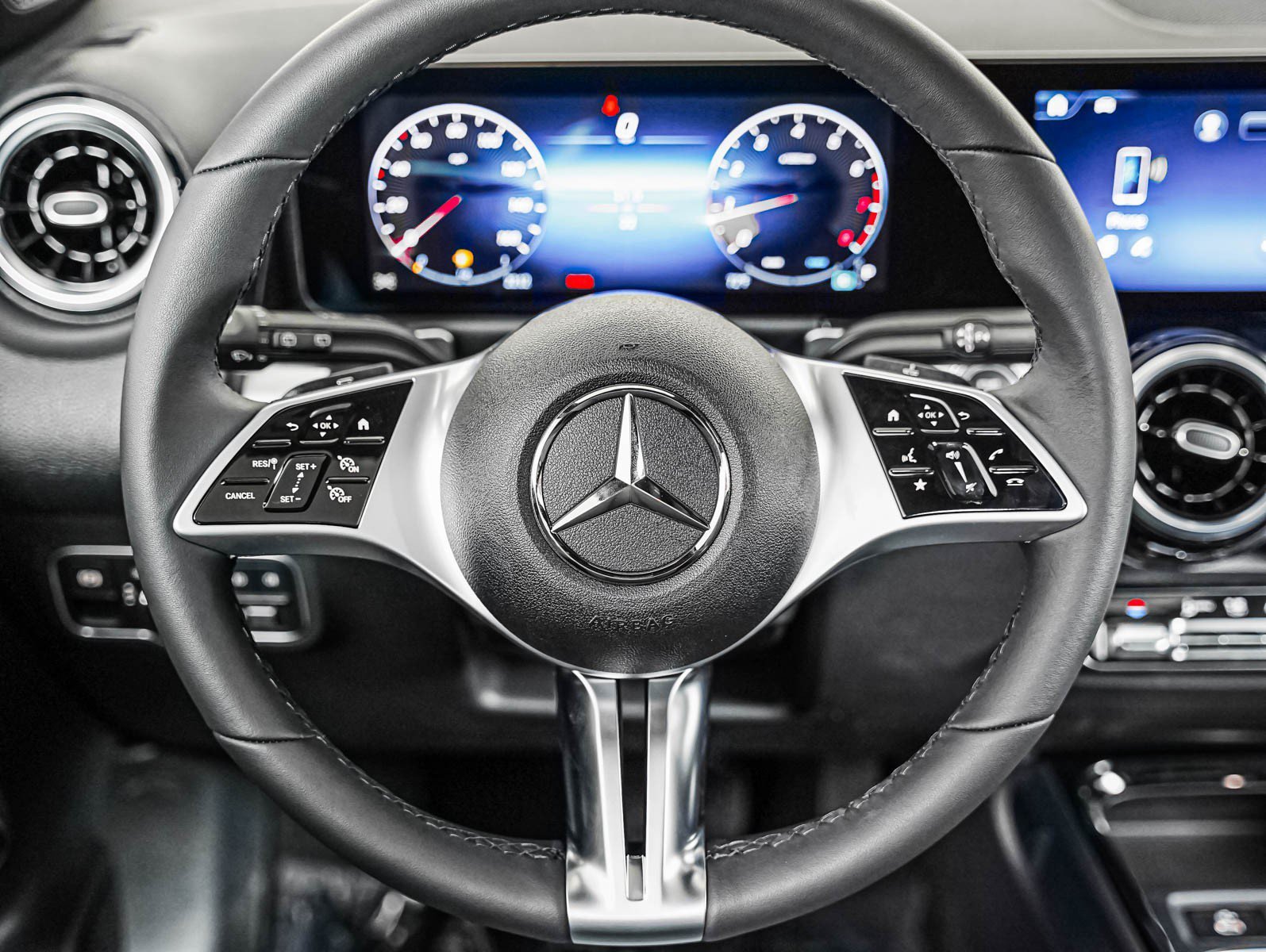 New 2026 Polar White Mercedes-Benz GLB 250 image 12