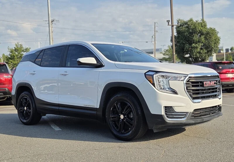 Used 2024 Summit White GMC FWD 4DR SLE image 4