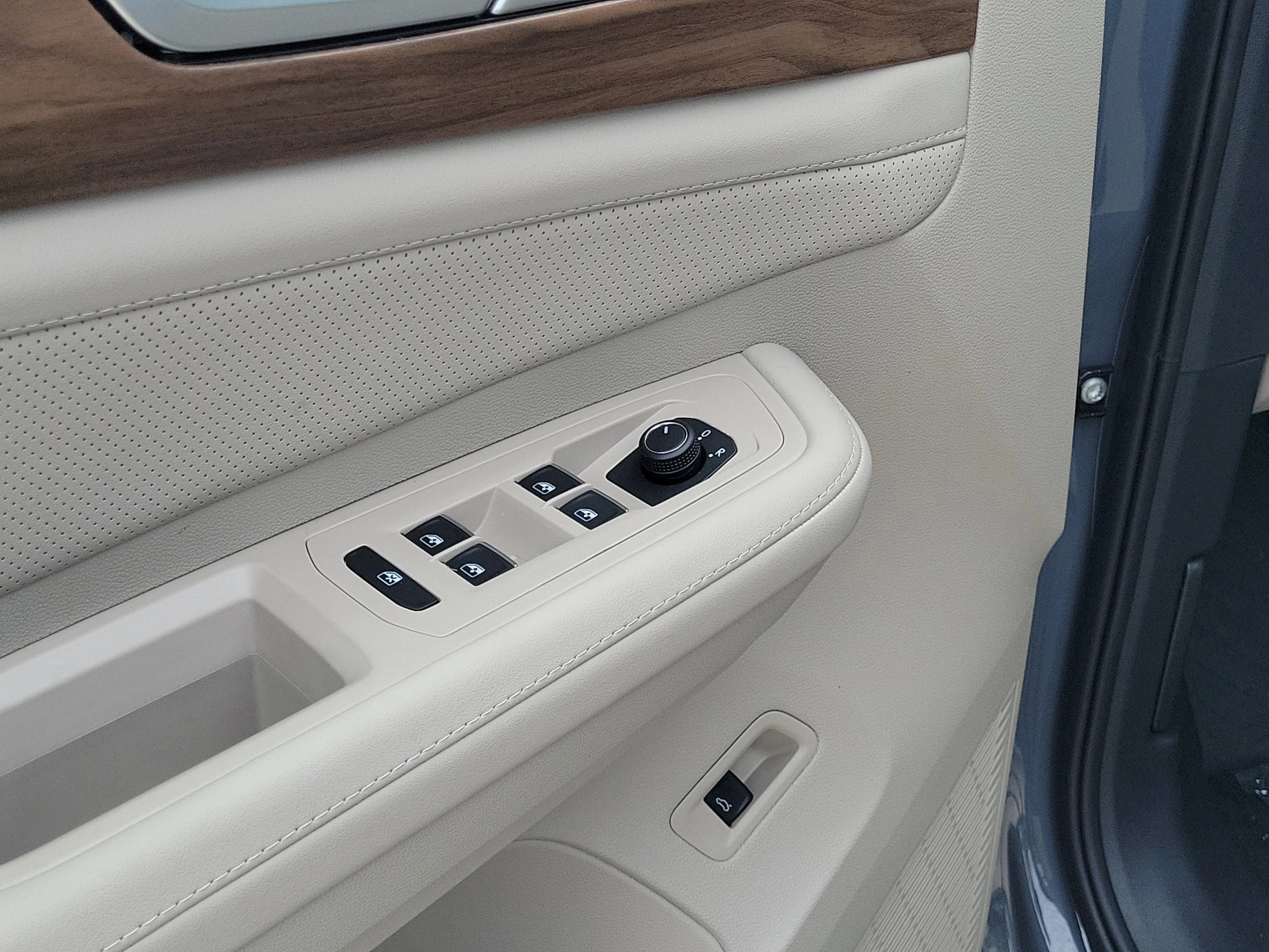 New 2026 Gray Volkswagen SE w/Technology image 16