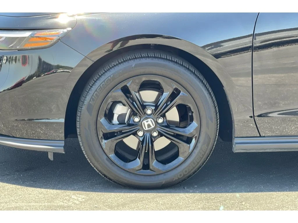 Certified Used 2025 Crystal Black Pearl Honda SE image 40