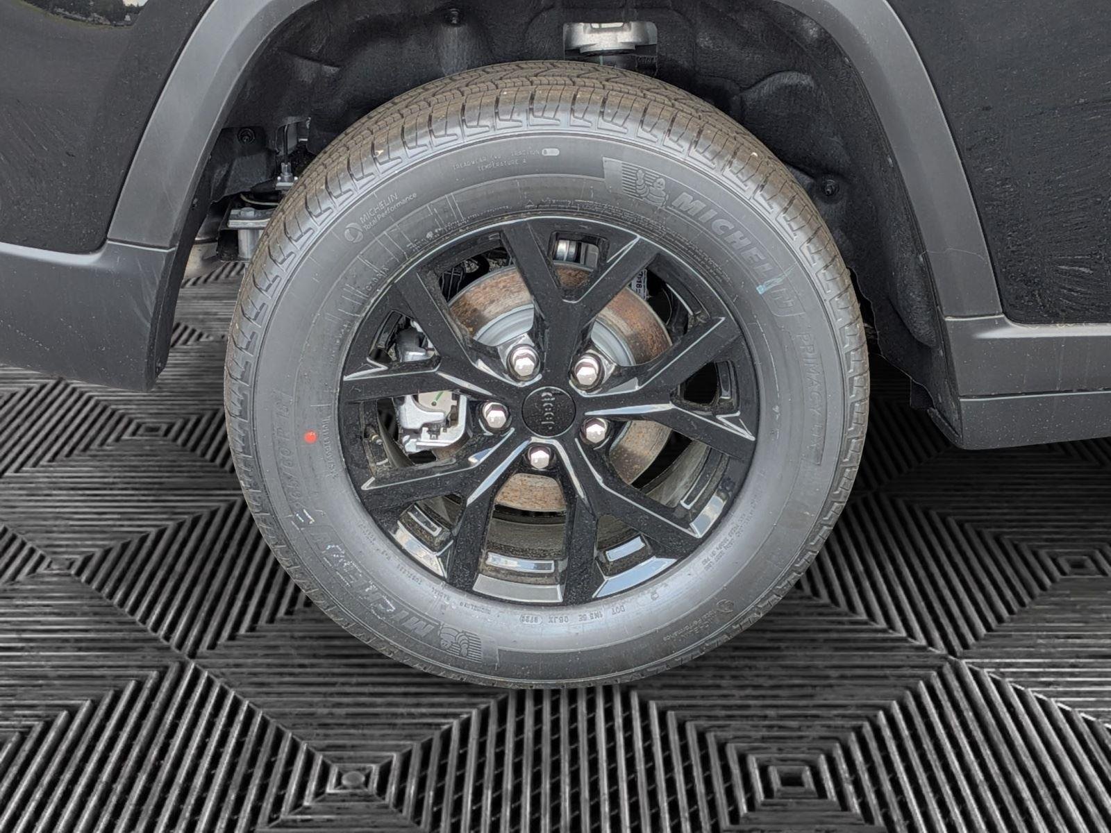 New 2026 Diamond Black Crystal Pearl-Coat Exterior Paint Jeep Laredo Altitude image 9