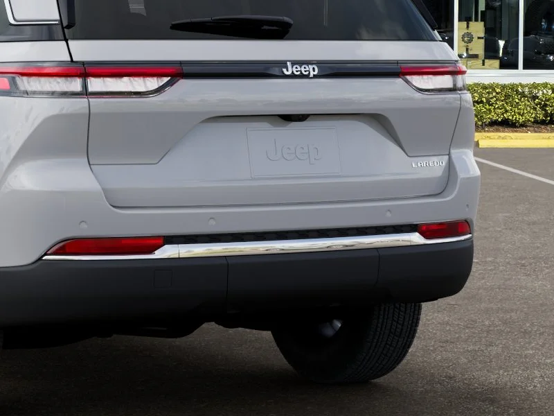 New 2026 Bright White Clear-Coat Exterior Paint Jeep Laredo X image 13