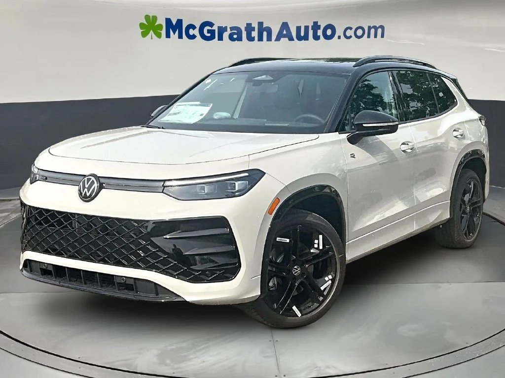 New 2026 Beige/tan Volkswagen SE R-Line Black image 2