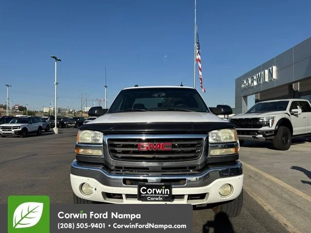 Used 2004 White GMC SLT image 2