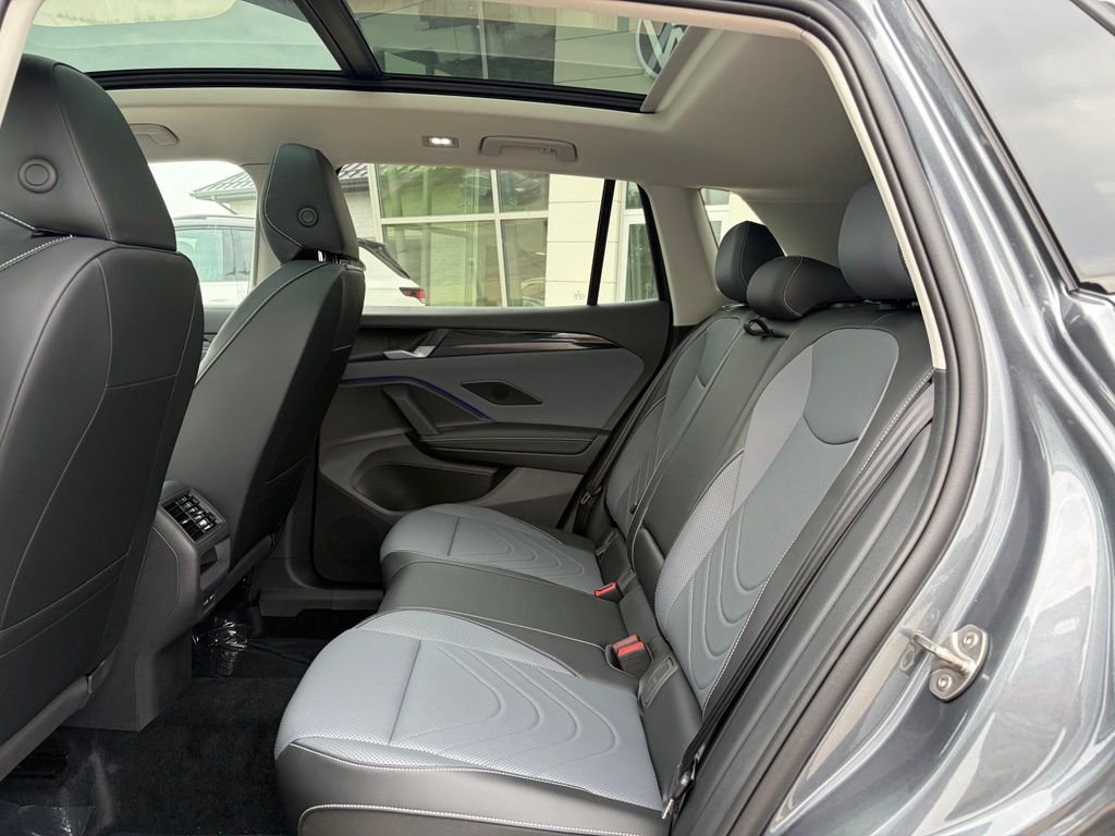New 2026 Platinum Gray Metallic Volkswagen 2.0T SE image 18