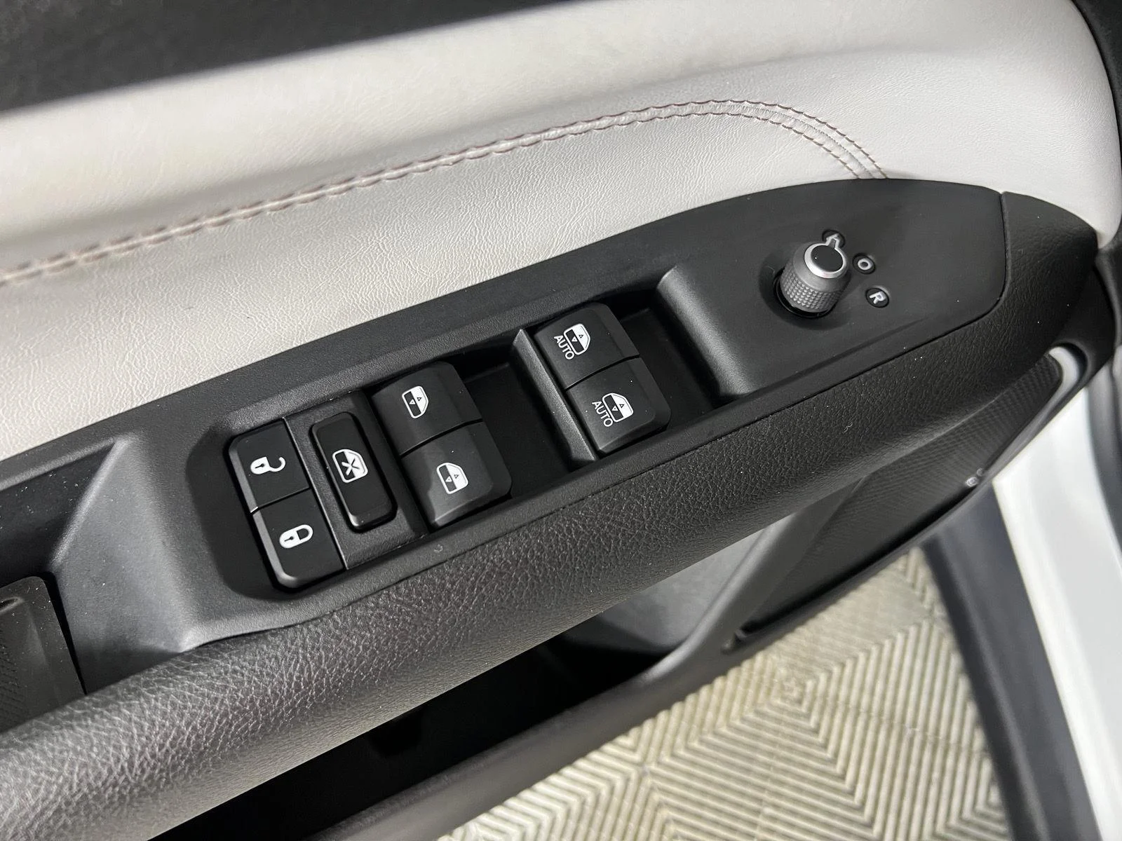 Used 2024 White Jeep Limited image 21