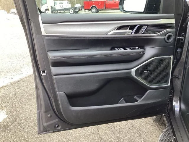 New 2026 Baltic-Gray Metallic Clear-Coat Exterior Paint Jeep  image 24