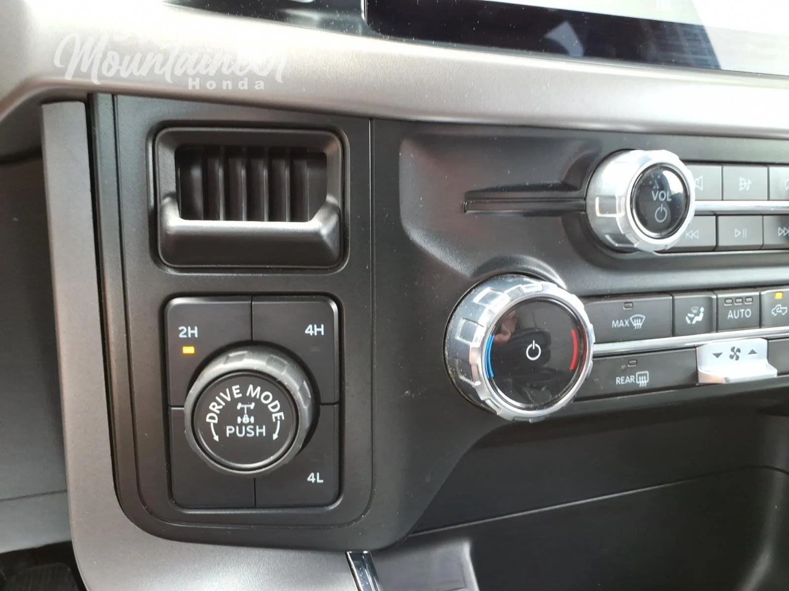 Used 2024 Oxford White Ford XLT image 37