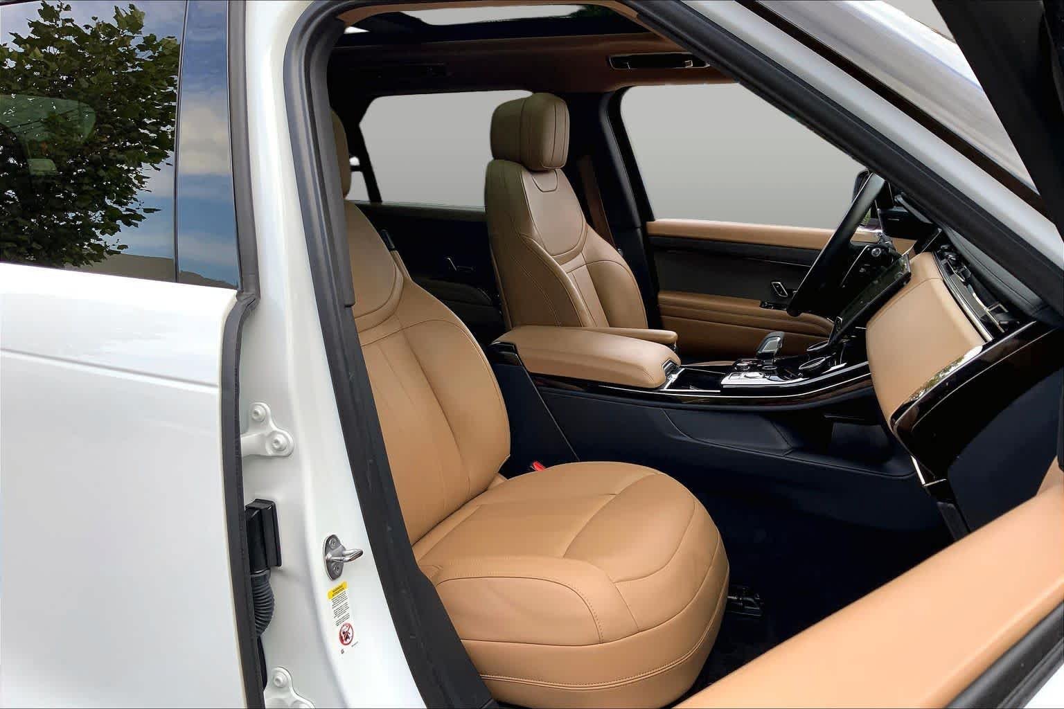 Used 2023 Fuji White Land Rover SE image 9