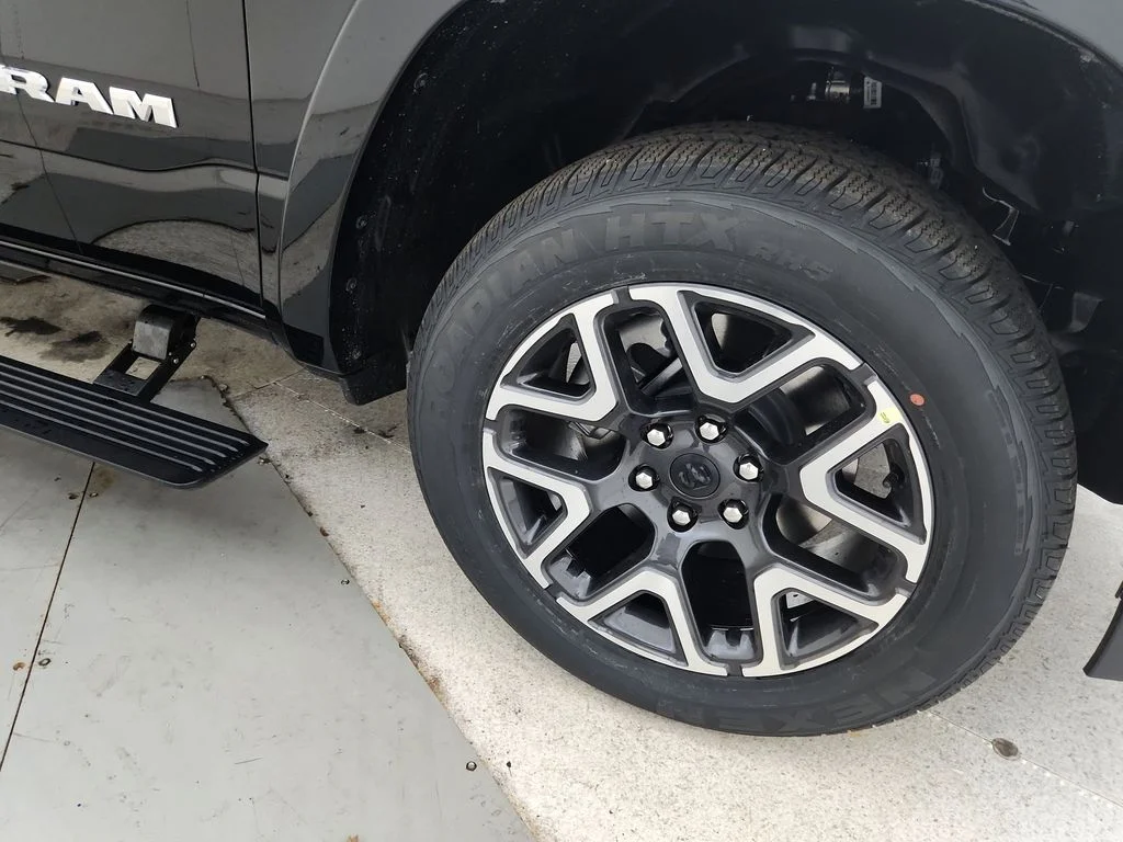New 2026 Diamond Black Crystal Pearl-Coat Exterior Paint RAM Laramie image 35