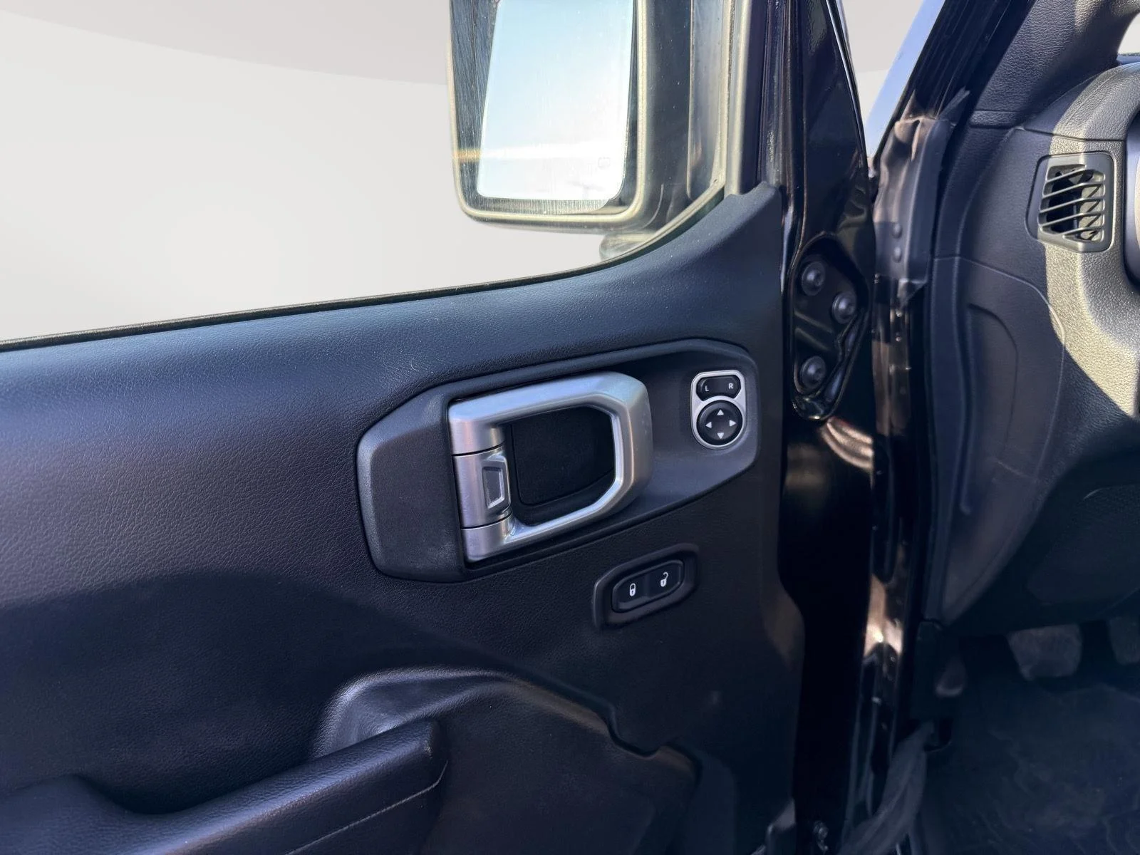 Used 2018 Black Clearcoat Jeep Sport S image 11
