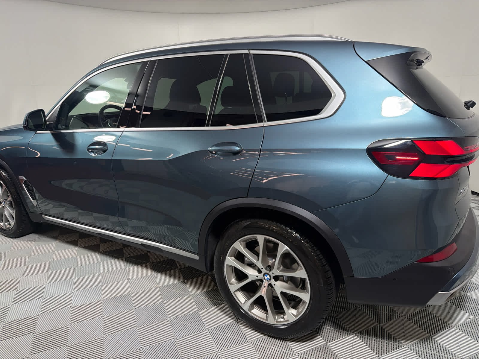 Used 2024 Blue Ridge Mountain Metallic BMW xDrive40i image 3