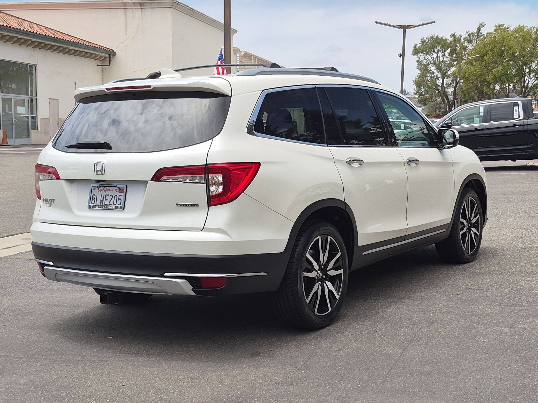 Used 2019 White Diamond Pearl Honda Touring 8-Passenger image 5