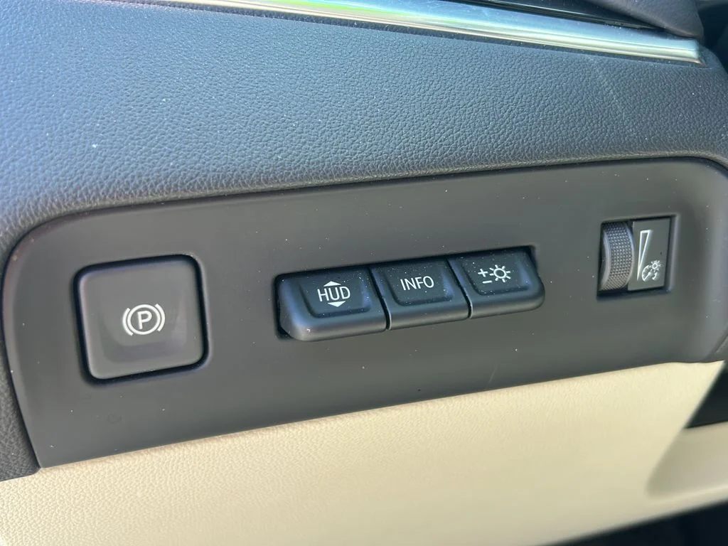 Used 2022 White Buick Avenir image 24