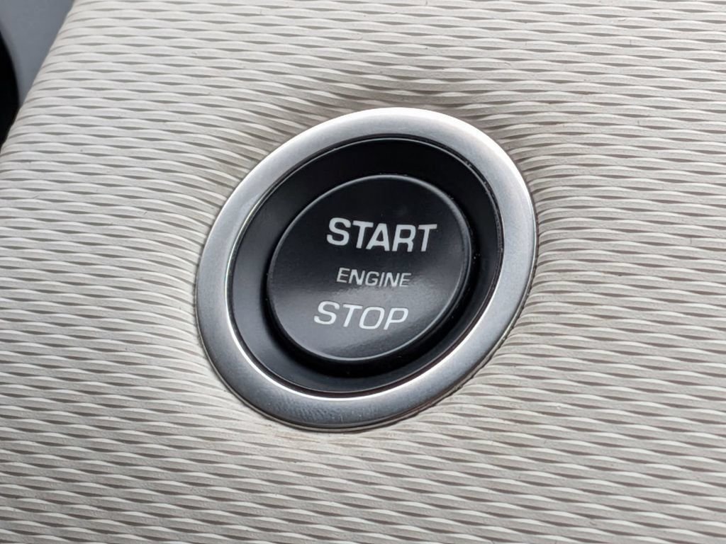 Used 2023  Land Rover SE R-Dynamic image 17