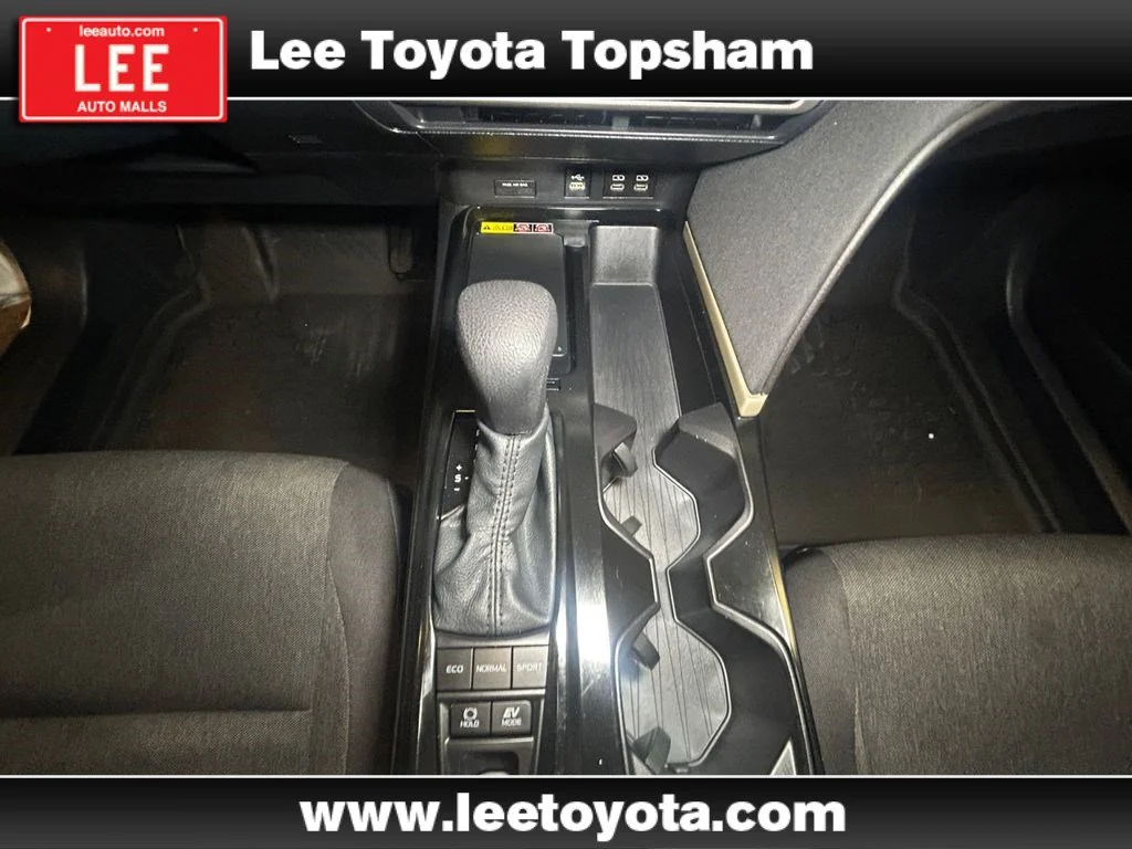 Used 2025 Ice Toyota LE image 11