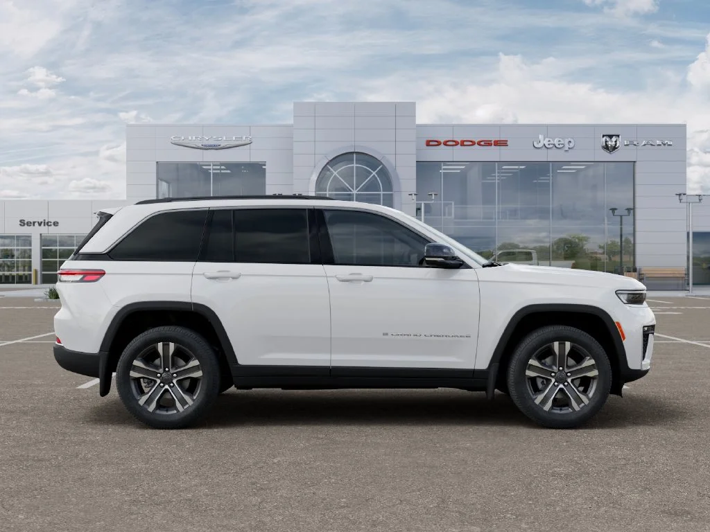 New 2027 Bright White Clear-Coat Paint Jeep Limited image 22