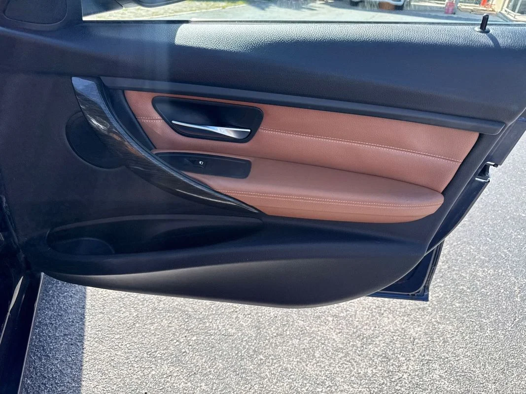 Used 2013  BMW xDrive image 16