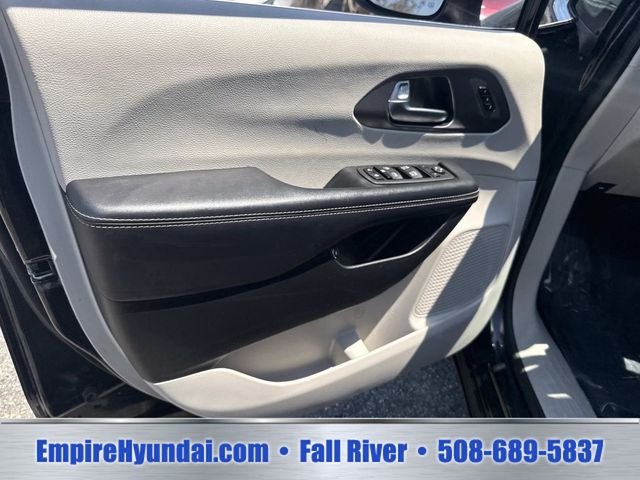 2023 Chrysler Pacifica Hybrid Touring L - Photo 18