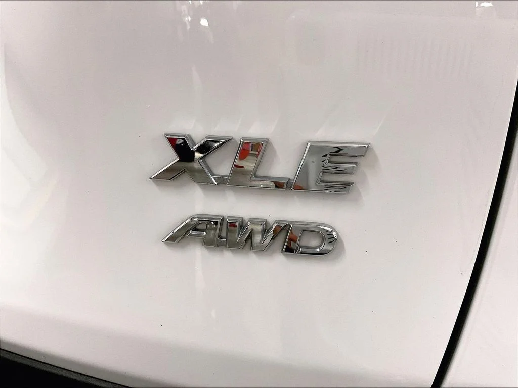 Used 2020 White Toyota XLE image 11