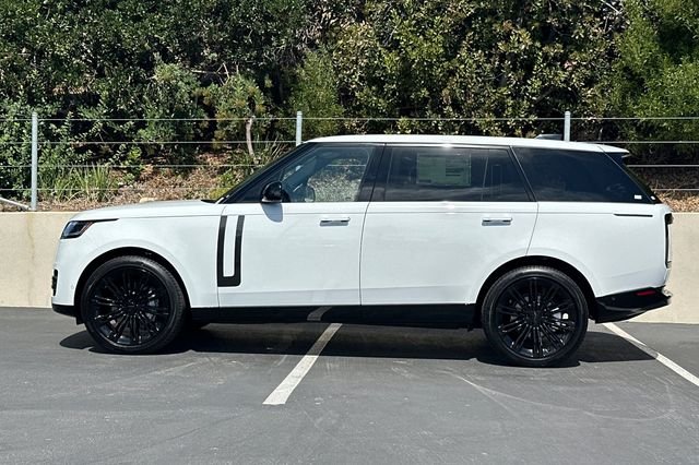 New 2026 Fuji White Land Rover SE image 2