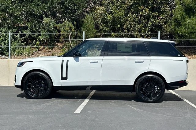 New 2026 Fuji White Land Rover SE image 2
