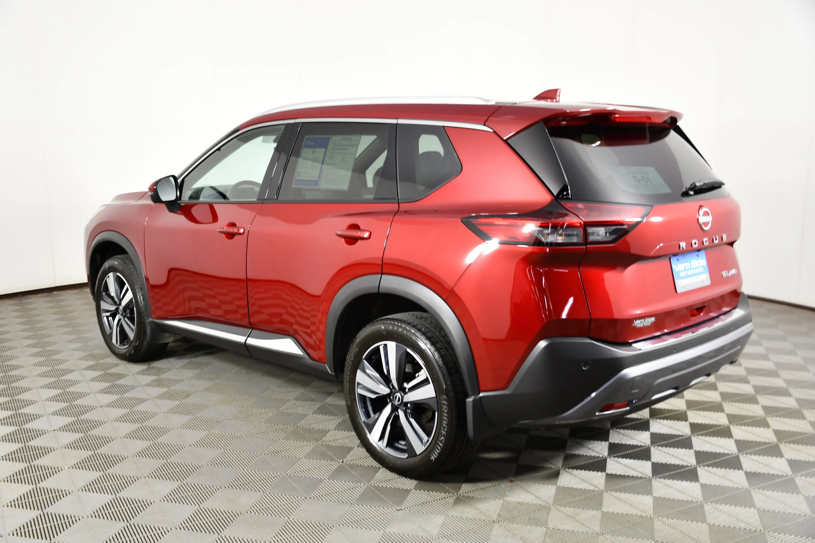 Used 2023 Scarlet Ember Tintcoat Nissan SL image 8
