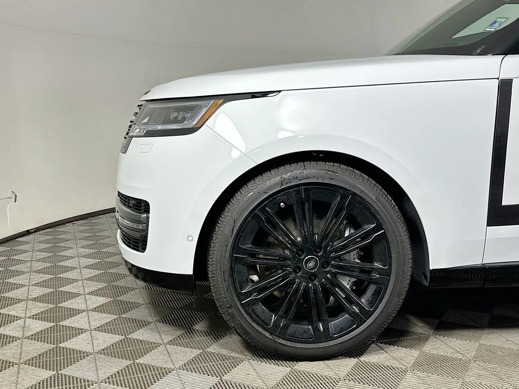 Certified Used 2025 Fuji White Land Rover SE image 9
