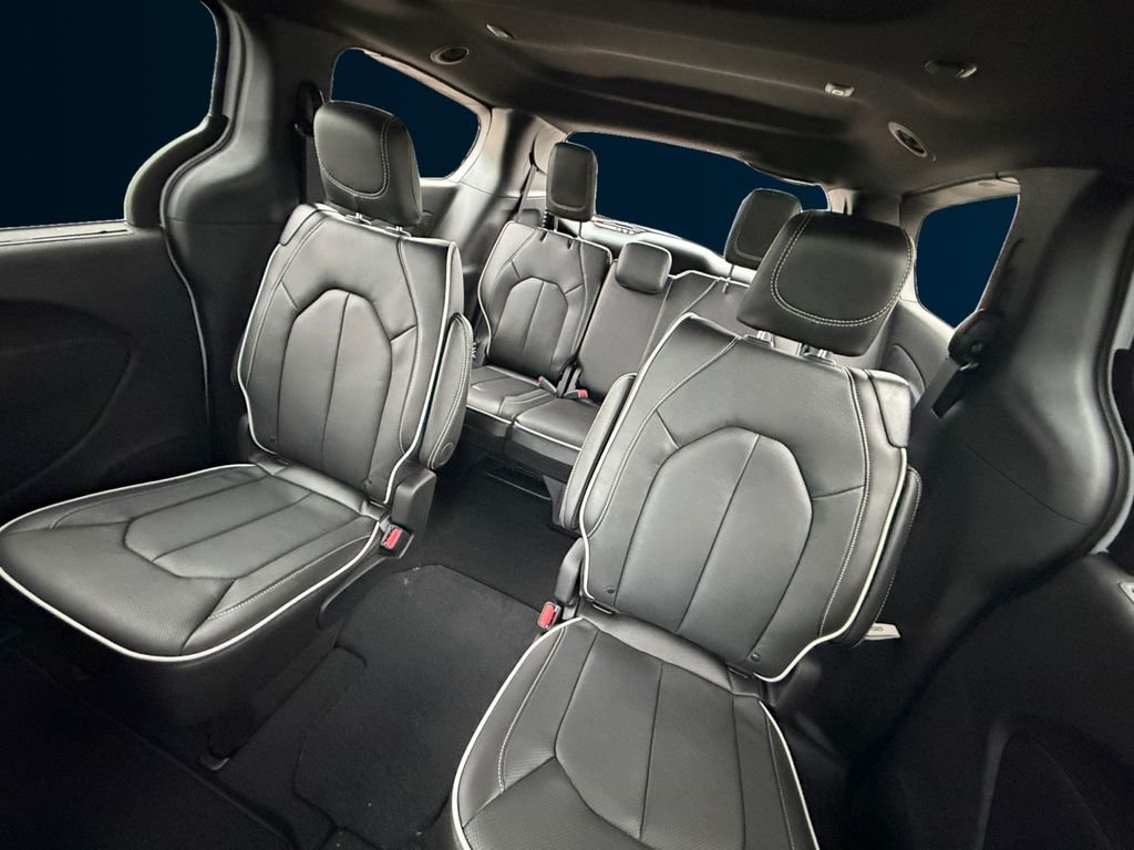 New 2026 Bright White Clear-Coat Exterior Paint Chrysler Limited image 16