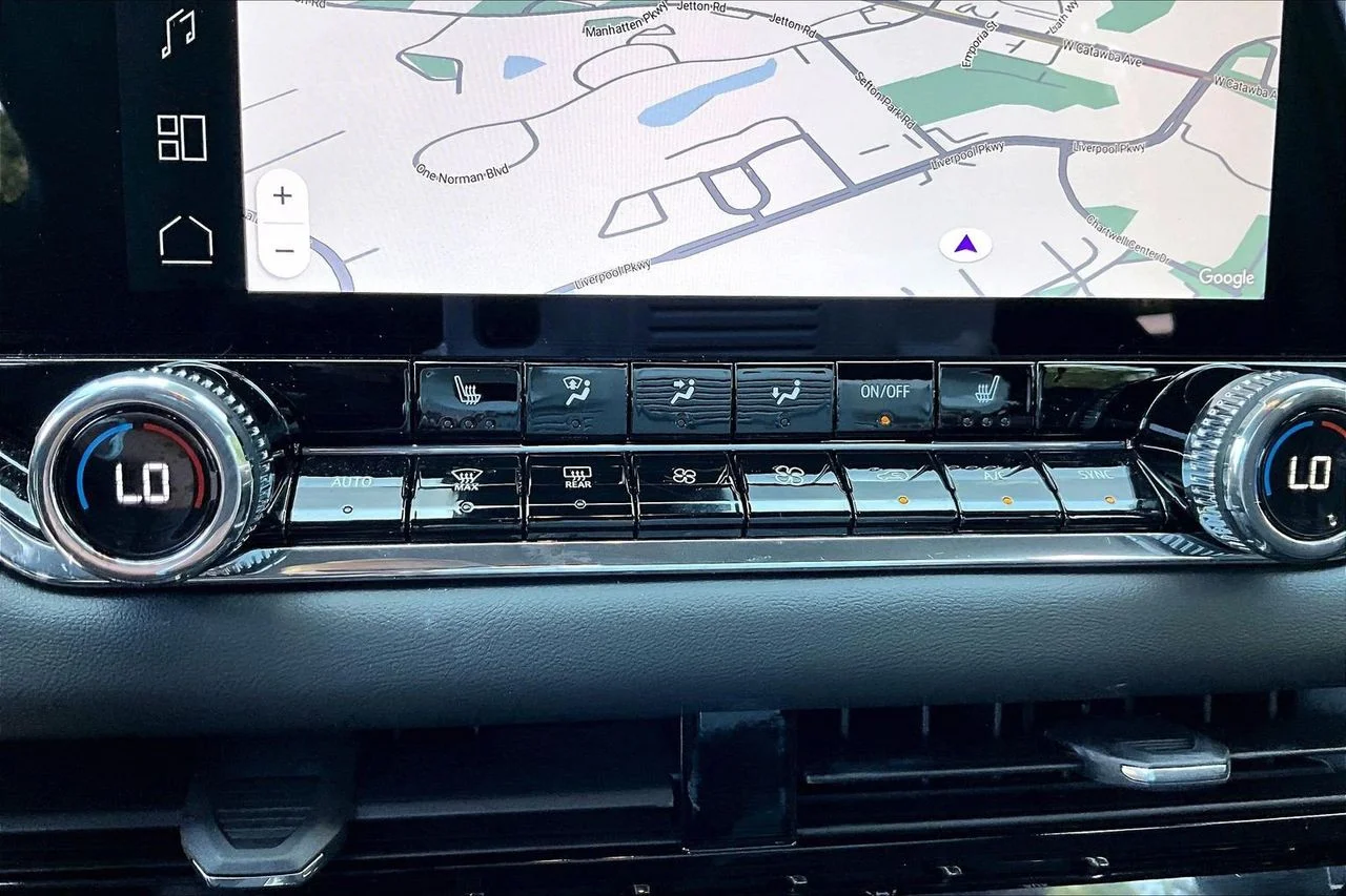 Used 2025 White GMC Elevation image 17
