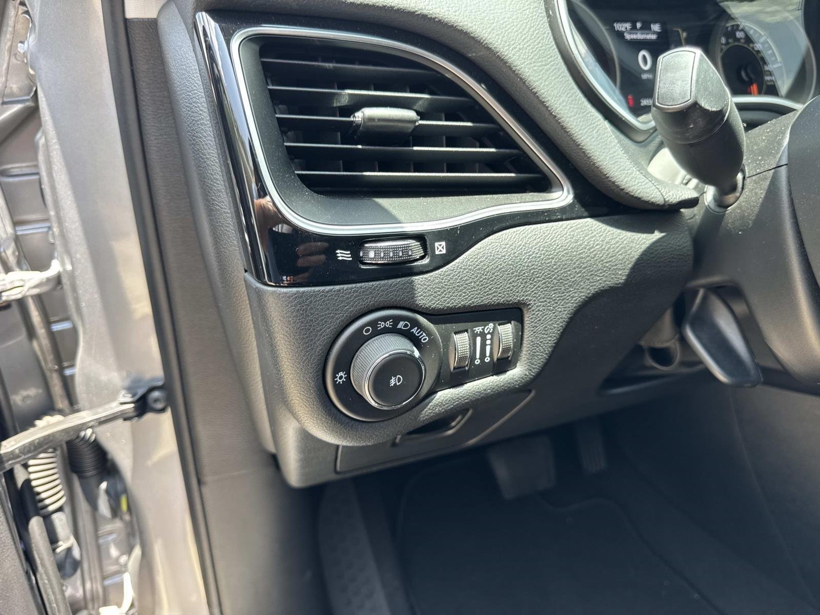 Used 2021 BILLET SILVER METALLIC CLEARCOAT Jeep Altitude image 20