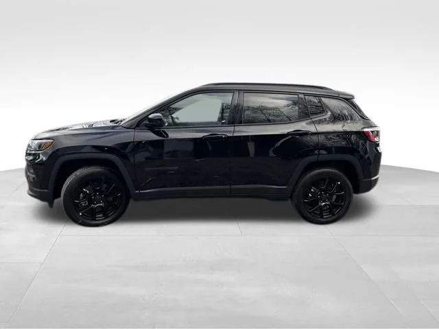 New 2026 Diamond Black Crystal Pearlcoat Jeep Latitude image 4