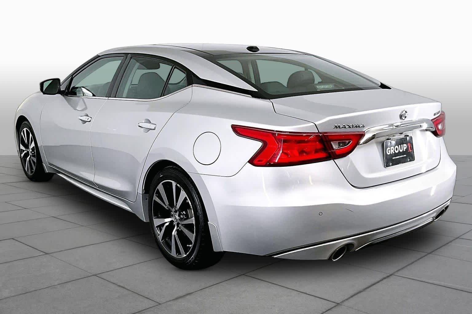 Used 2018 Brilliant Silver Nissan Platinum image 12