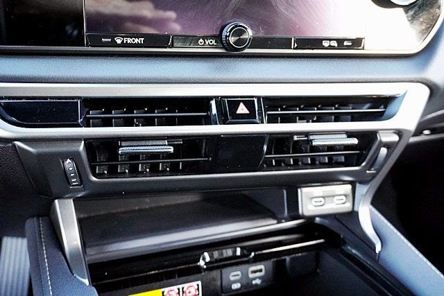 Used 2024 White Lexus 350 image 28