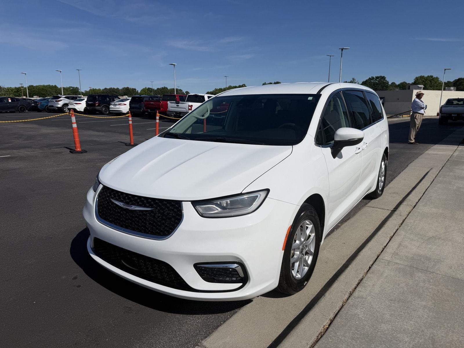 Used 2023 Bright White Clearcoat Chrysler Touring L image 3
