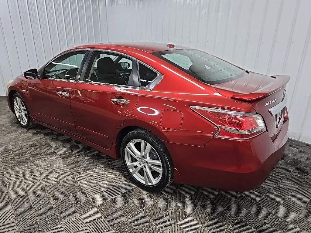 Used 2015 Red Nissan 3.5 SL image 9