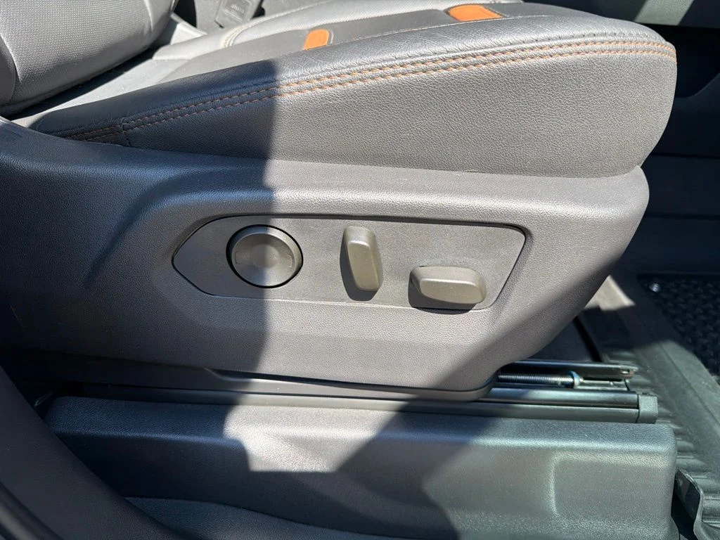 Used 2025 White GMC AT4 image 25