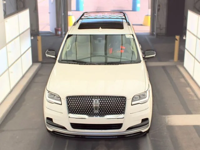 Used 2022 White Lincoln Reserve image 3
