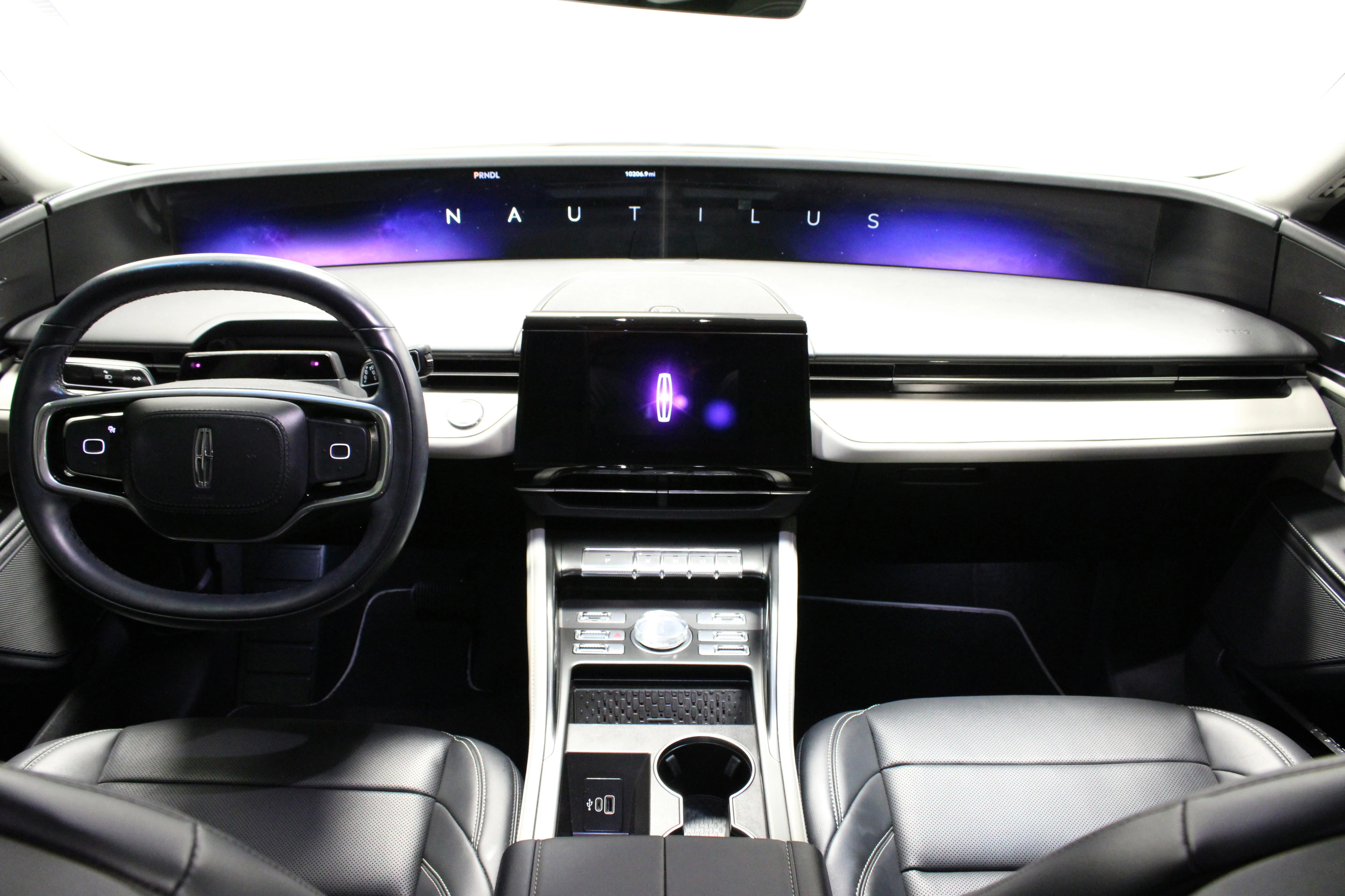 Used 2024 White Platinum Clearcoat Metallic Lincoln Premiere image 18